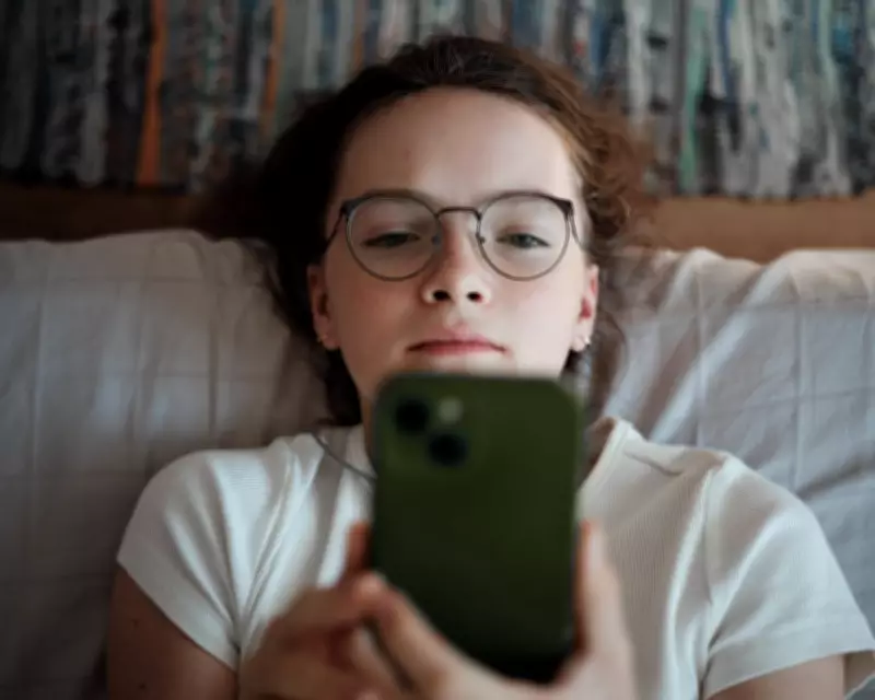 Labour's Dithering on Kids' Screen Time Fuels Unpopularity Amid Tech Giant Battles