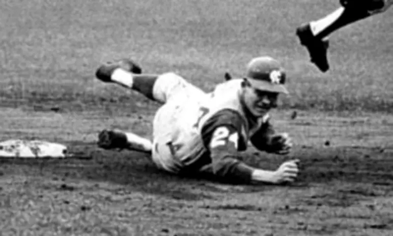 Larry Stahl, MLB Outfielder Who Spoiled Perfect Game, Dies at 84