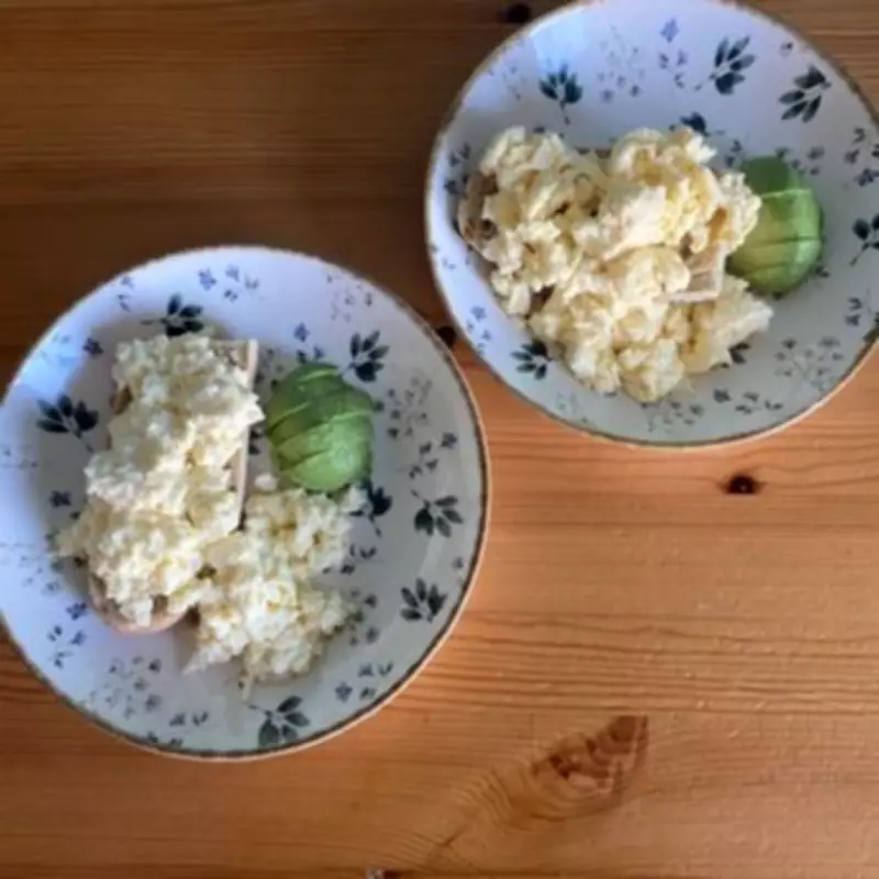 Scrambled Eggs Showdown: Microwave vs Hob Cooking Methods Compared