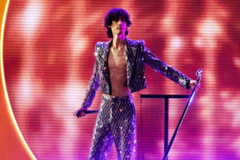 Sombr Halts Brixton Show to Criticise Security After Fan Faints