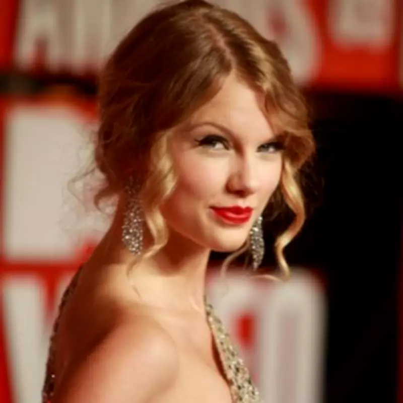 Teacher Uses Taylor Swift Lyrics to Revolutionise Poetry Lessons in Schools