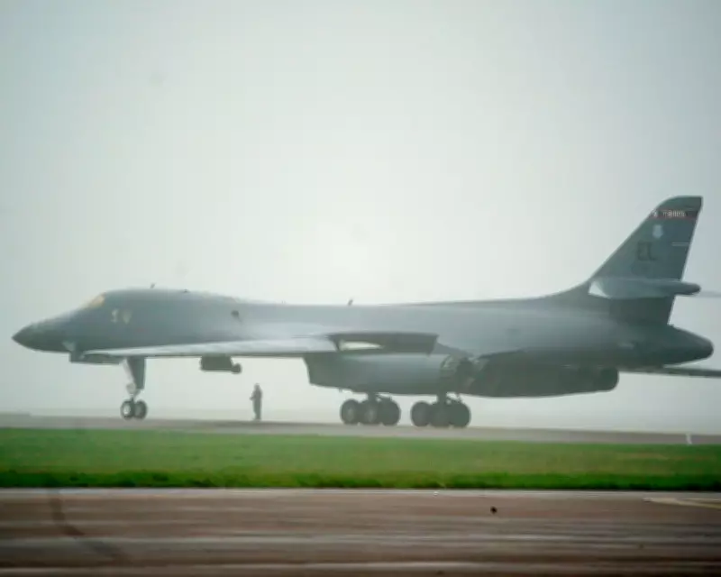 US B-1 Lancer Bomber Lands at RAF Fairford Amid Surge Warning on Iran Strikes