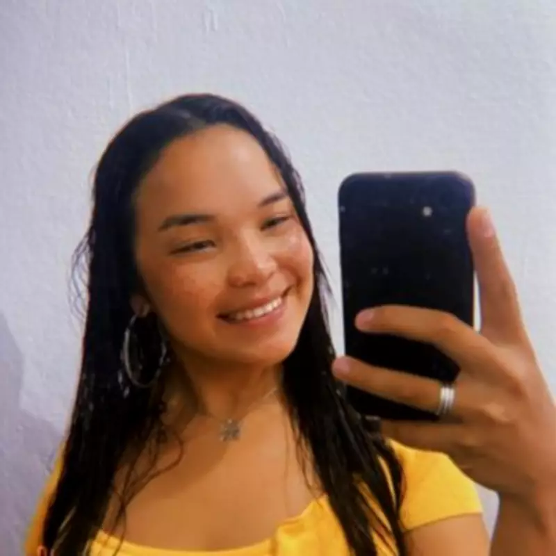 Young Mother Dies After Falling from Bus When Window Detaches