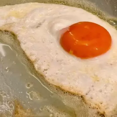 Chefs Reveal Simple Ingredient That Makes Fried Eggs Tastier Than Oil