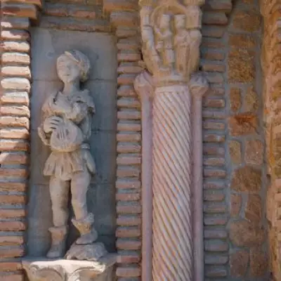 Tourist's Castle Confusion: Modern Monument Mistaken for Ancient Fortress