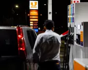 Australian Government Downplays Fuel Supply Fears Amid Cyclone and Snowfall