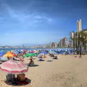 British Expat in Benidorm Warns Tourists of Illegal Beach Cocktail Sellers
