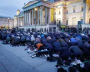 British Muslims Defend Public Ramadan Prayer Amid Political Criticism