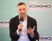 Green Leader Polanski Outlines Radical Economic Vision as Alternative to Labour