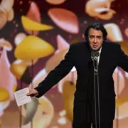 Jonathan Ross Recounts Dental Emergency in Japan That Swelled His Face