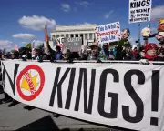 Massive 'No Kings' Protests Sweep US and Europe, Countered by Pro-Trump Rallies