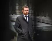 Stolen Phone of Starmer's Ex-Chief of Staff Sparks Mandelson Scandal Questions