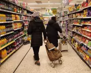 UK Grocery Inflation Rises to 4.3%, ECB Warns of Middle East War Impact