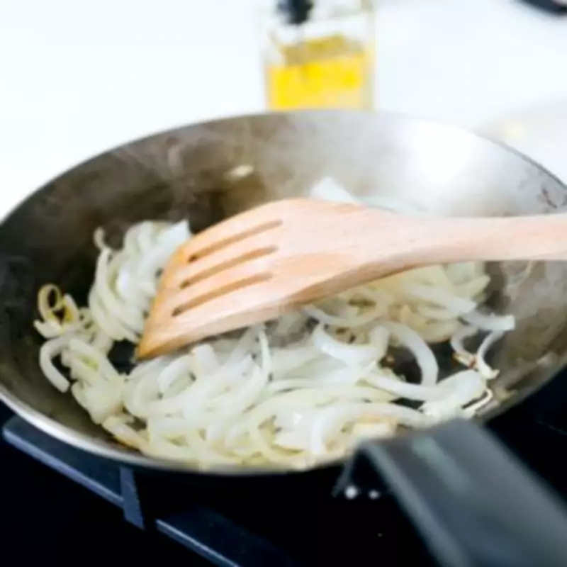 45p White Vinegar Hack Eliminates Cooking Smells in Minutes Without Scrubbing