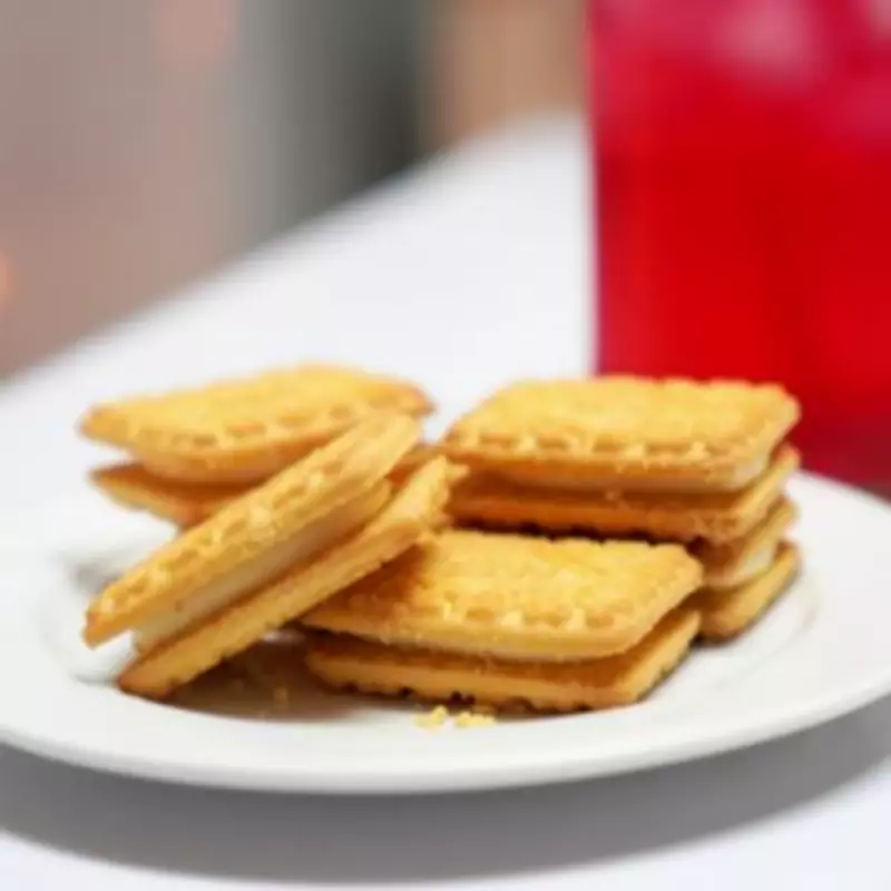 American Tastes Custard Cream, Questions Dunking Etiquette