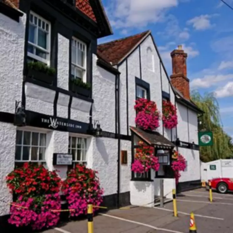 Bray Village: London's Nearby Riverside Gem with Famous Pubs and Scenic Streets