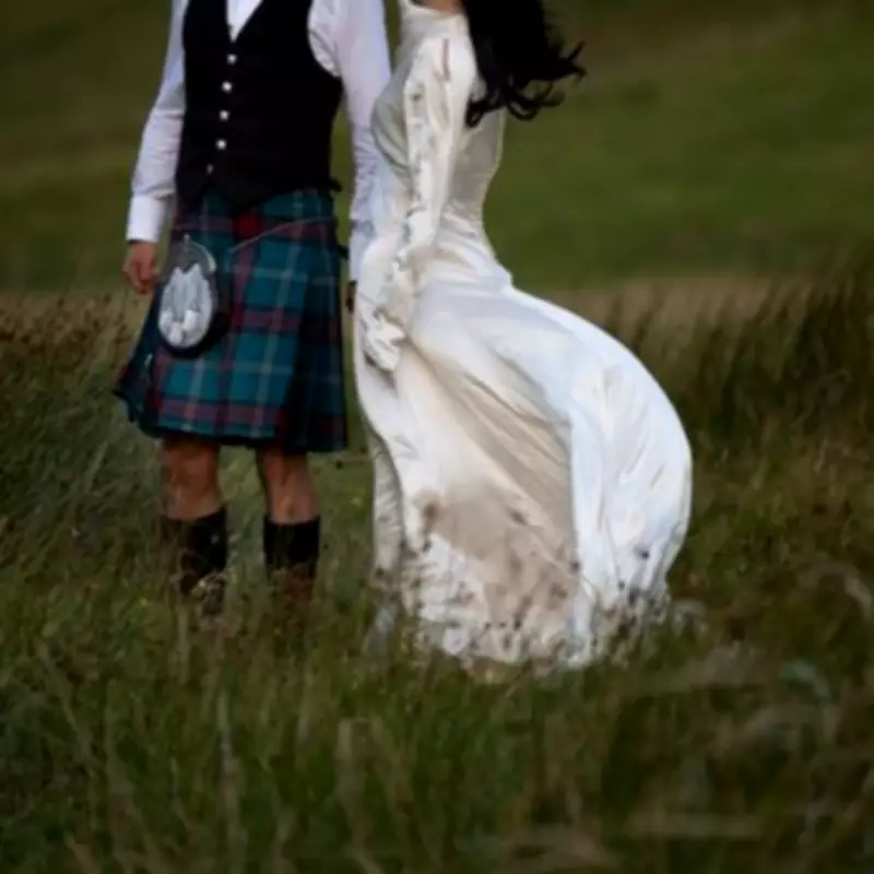 Bride Discovers Vera Wang Wedding Dress for Just £14 in Charity Shop