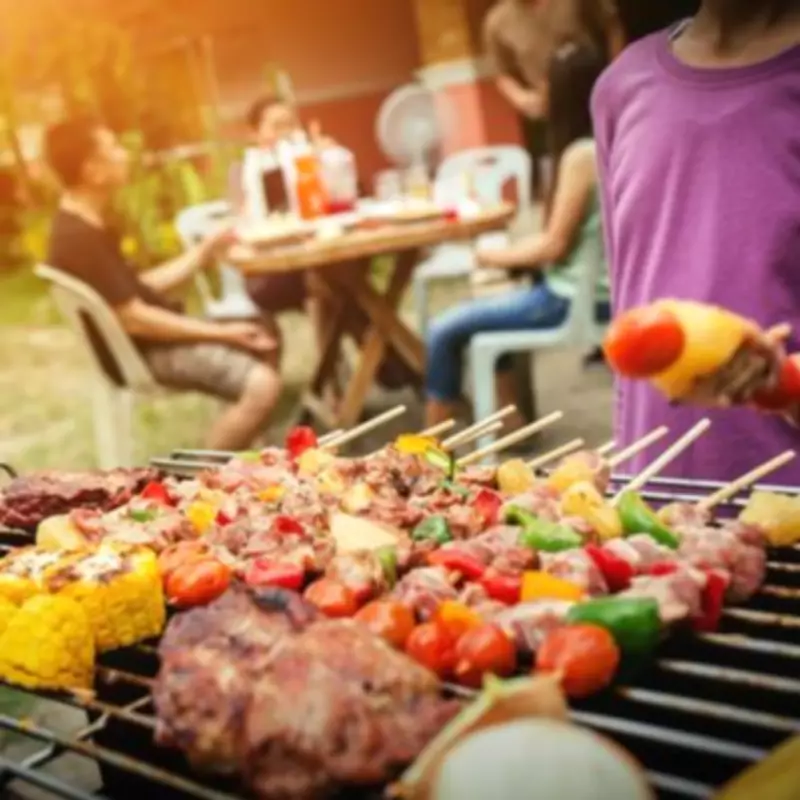 Clean Your Barbecue With a 32p Onion: No Chemicals Needed