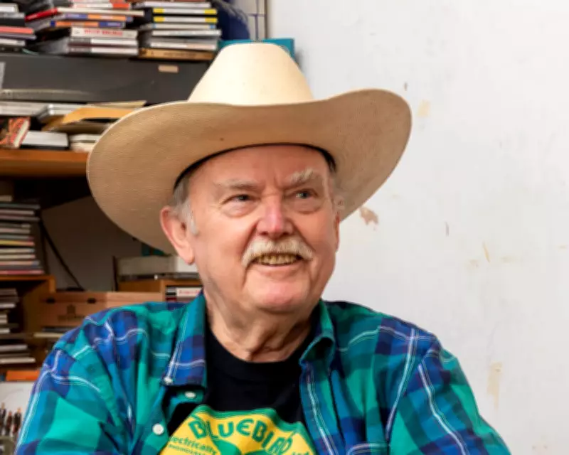 Glen Baxter, Surrealist Cartoonist and New Yorker Staple, Dies at 82