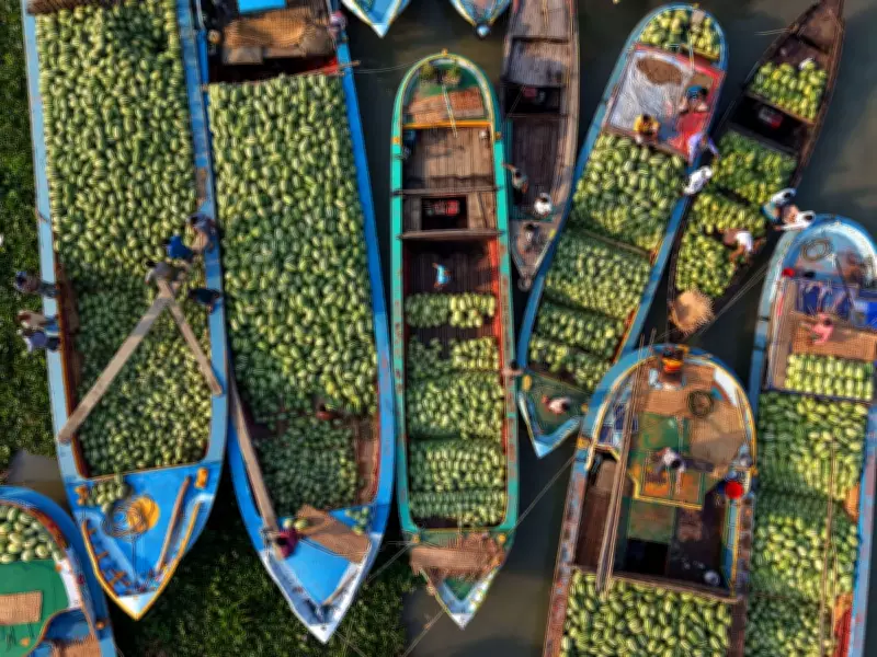 Global Photo Roundup: From Floating Markets to Diplomatic Handshakes