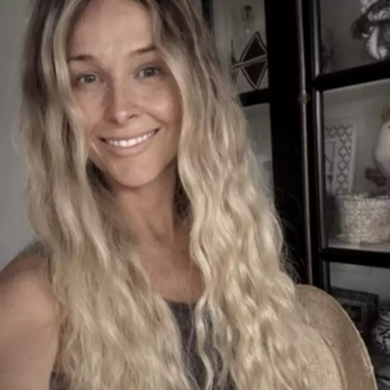 Painting Helps Mum Forget She's Dying of Stage 4 Cancer at 41