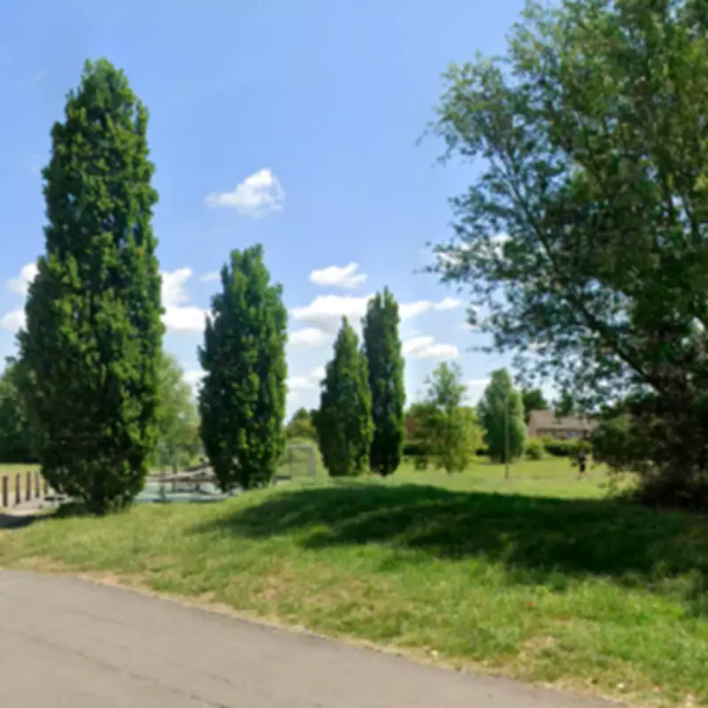 Police Search for Didcot Cyclist Who Exposed Himself to Women and Child