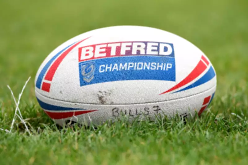 Replica Grenade Discovery Delays Rugby League Match by 80 Minutes