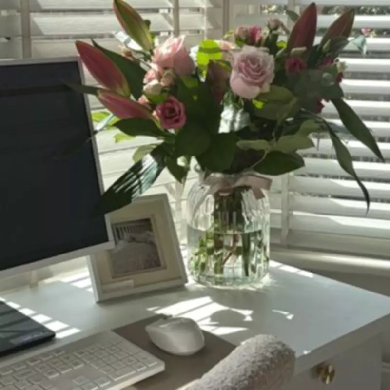 Stylish Ribbed Vases Perfect for Large Bouquets and Home Decor
