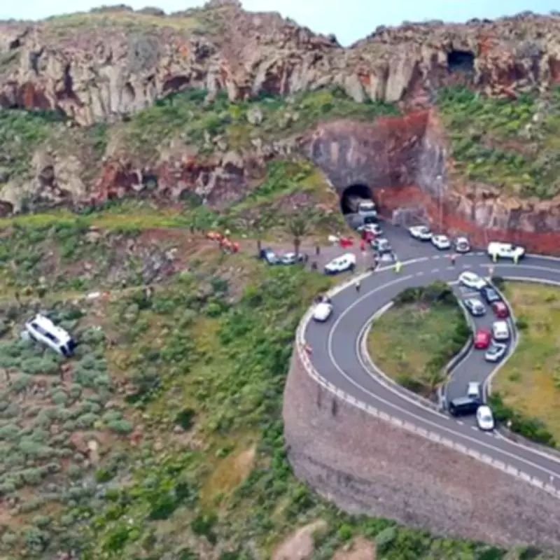 Tourist Bus Plunges into Ravine on La Gomera, Leaving One Dead and 14 Injured