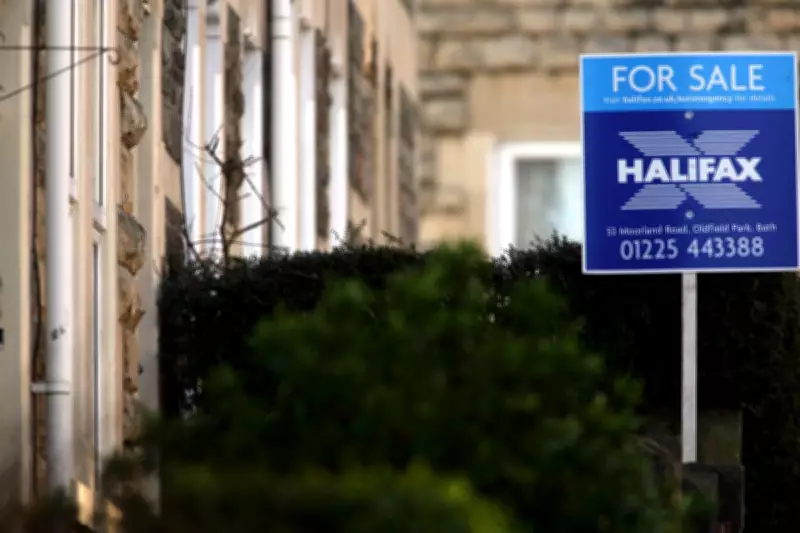 UK House Prices Dip 0.5% in March as Middle East Conflict Fuels Market Uncertainty