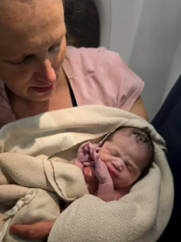 US Woman Gives Birth on Delta Flight with Help from EMTs