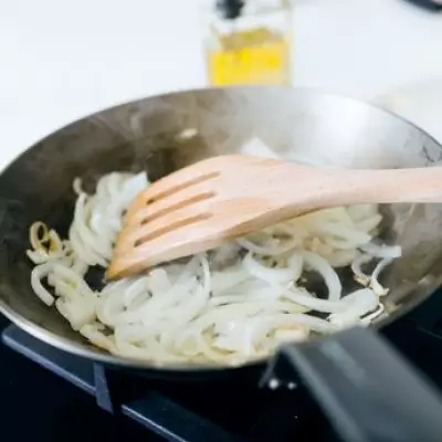 45p White Vinegar Hack Eliminates Cooking Smells in Minutes Without Scrubbing