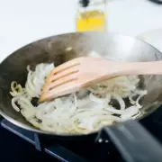 45p White Vinegar Hack Eliminates Cooking Smells in Minutes Without Scrubbing