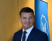 Angus Taylor's Trumpian Immigration Plan Sparks Liberal Party Rift and Criticism