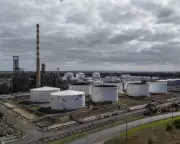 Australian Budget Faces Fuel Crisis as Gas Tax Debate Intensifies