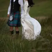 Bride Discovers Vera Wang Wedding Dress for Just £14 in Charity Shop