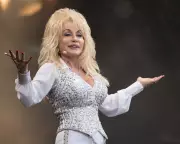 Dolly Parton Tops US Favorability Poll, Outshining Obama and Zelenskyy