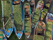 Global Photo Roundup: From Floating Markets to Diplomatic Handshakes