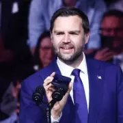 JD Vance's Awkward Rally Moment as Trump Call Goes to Voicemail