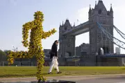 London Marathon's Daffodil Runner Sculpture Highlights End-of-Life Care Crisis