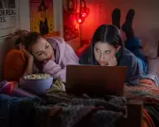 Netflix's Roommates: A Sweet and Salty College Comedy Buried by the Streamer