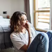Neurologist Highlights 12 Key Parkinson's Warning Signs That Differ in Women