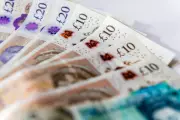Pound Sterling Dips Amid US-Iran Tensions and Domestic Political Pressure