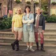 Scouse Twins Lyndsey and Louise's Reality Past Revealed on The Neighbourhood