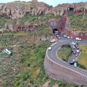 Tourist Bus Plunges into Ravine on La Gomera, Leaving One Dead and 14 Injured