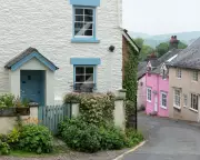 UK House Prices Dip in March as Middle East Conflict Fuels Market Uncertainty