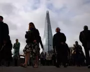 UK Unemployment Dips to 4.9% Amid Wage Slowdown, Iran War Looms