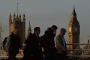 UK Unemployment Unexpectedly Drops to 4.9%, Wage Growth Slows Amid Iran War Concerns