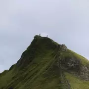 UK's Dragon's Back Hike: Stunning Views, Tough Climb in Peak District