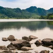 Welsh Lake Llyn Crafnant Offers Mediterranean-Style Beauty in Snowdonia